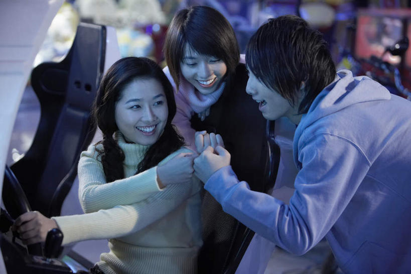 东方人,少年,成年人,一个人,三个人,学生,站,坐,举,微笑,横图,室内,正面,侧面,毛衣,度假,夜生活,游戏,快乐,兴奋,友谊,中国,亚洲,仅一个男性,仅一个年轻女性,仅一个女性,仅一个人,放牧,击掌,休闲装,仅一个年轻男性,看,手势,托,休闲,放松,照亮,专心,享乐,游戏厅,东亚,北京市,快活,欢愉,康乐,男人,男性,年轻男性,年轻女性,女人,女性,亚洲人,中国人,年轻人,拳头,休闲活动,举起,举手,举着,向上举,向上伸,向上托,半身,彩图,高兴,打手势,电子游戏机,计算机游戏