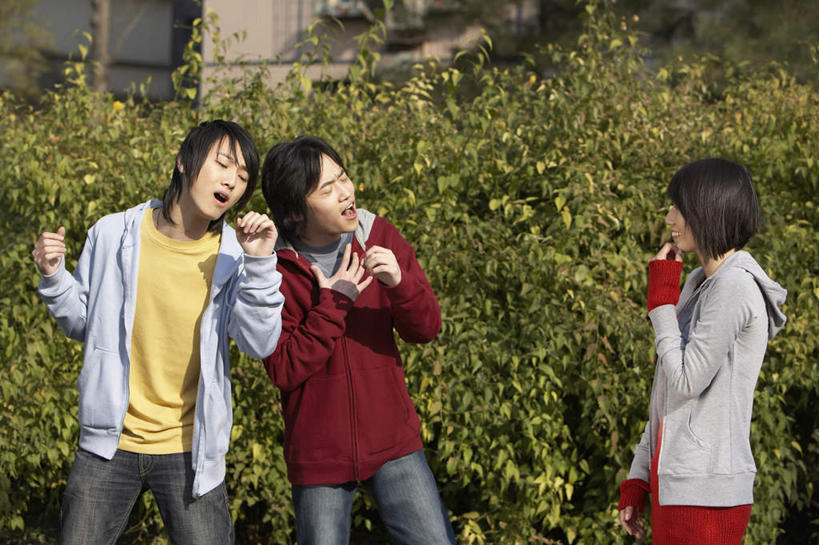 东方人,少年,成年人,一个人,两个人,三个人,学生,微笑,横图,竖图,室外,白天,正面,侧面,度假,快乐,友谊,日光,中国,亚洲,仅一个男性,仅一个年轻女性,仅一个女性,仅一个人,牛仔裤,休闲装,校园,树,仅一个年轻男性,停车,休息,休闲,安静,放松,唱,享乐,近景,东亚,北京市,炫耀,异性恋,无忧无虑,男人,男性,年轻男性,年轻女性,女人,女性,亚洲人,中国人,年轻人,大学生,彩图,蠢人