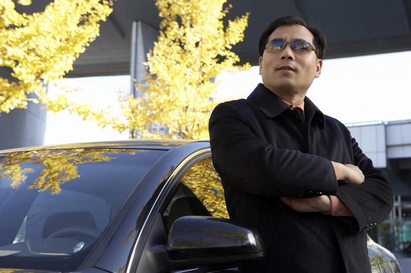 一个人,商务人士,站,横图,室外,仰视,商务,汽车,北京,中国,套装,交通,树,太阳镜,看,摄影,专心,都市风光,身份,东亚,男人,中年男性,中国人,白领,半身,彩图,低角度拍摄,办公室职员