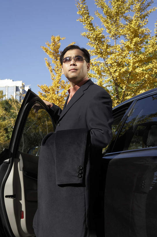 一个人,商务人士,站,竖图,室外,仰视,衬衫,商务,汽车,北京,中国,套装,交通,树,太阳镜,看,摄影,专心,都市风光,身份,东亚,男人,中年男性,中国人,白领,彩图,低角度拍摄,办公室职员