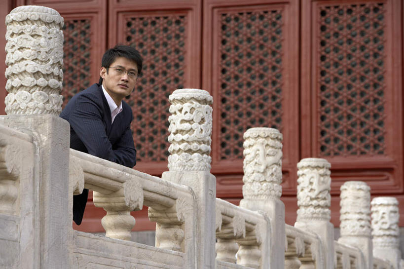 一个人,商务人士,商务男性,站,横图,正面,仰视,衬衫,北京,中国,套装,眼镜,太庙,摄影,商务装,工薪阶层,东亚,图腾柱,年轻男性,中国人,年轻人,白领,上班族,彩图,低角度拍摄,衬衣