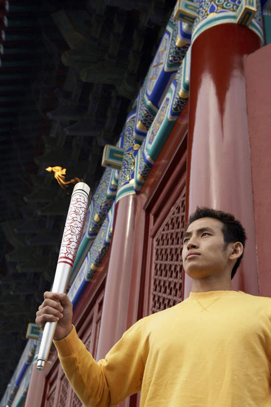 一个人,站,竖图,室外,留白,侧面,仰视,运动,建筑,北京,中国,大门,T恤,奥运,摄影,中国文化,东亚,年轻男性,中国人,年轻人,半身,彩图,低角度拍摄