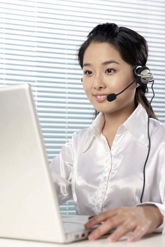 一个人,秘书,坐,微笑,竖图,正面,仰视,通讯,信心,笔记本电脑,互联网,技术,桌子,椅子,北京,中国,亚洲,小贩,服装,工作,听,衣服,服务,凝视,摄影,服饰,便利,专心,呼叫中心,解释,衣着,穿着,努力,盲人,放音设备,搜寻,衣饰,无忧无虑,计算机,年轻女性,中国人,年轻人,半身,彩图,低角度拍摄,办公室职员,操作员