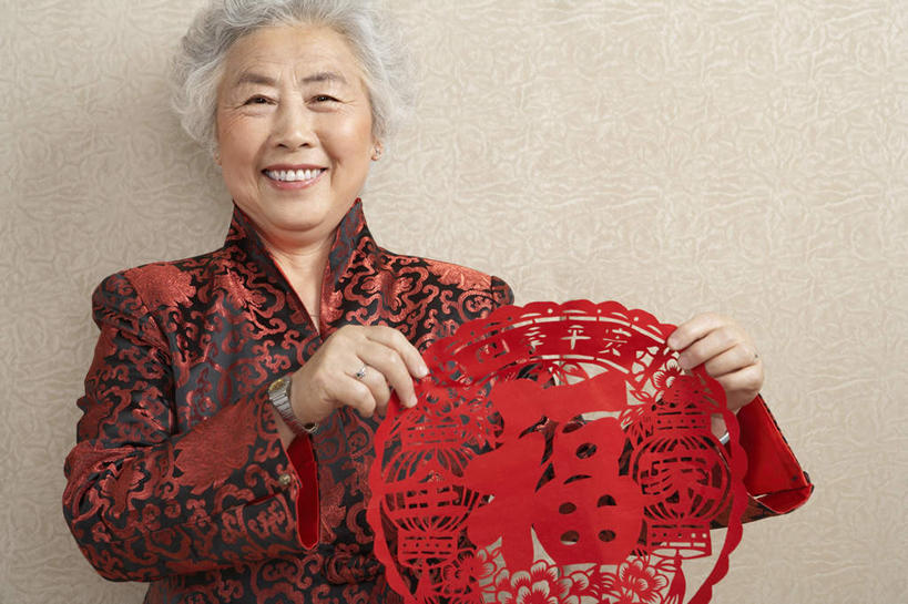 东方人,成年人,老年人,一个人,家庭,祖母,站,笑,微笑,露齿笑,横图,室内,白天,正面,快乐,春节,亚洲,仅一个女性,仅一个人,庆祝,装饰,标志,瓷器,丝绸,纸,房屋,冬天,公寓,围墙,拿着,传统,竹签,红色,剪纸,温暖,温馨,一家人,仅一个老年女性,复杂,和睦,起居室,享乐,演说,中国文化,占卜,气氛,出示,东亚,窗花,抽签,北京市,元旦,美术工艺,老年女性,女人,女性,亚洲人,中国人,半身,彩图,传统服装,欢乐,拜年,唐装,融洽,传统文化,问卜,签条,传统节日