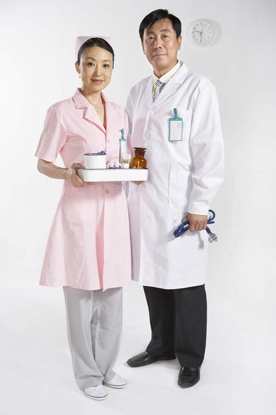 东方人,婴儿,儿童,成年人,中年人,一个人,两个人,医生,护士,办公室,医院,站,笑,微笑,露齿笑,竖图,室内,白色背景,正面,工作服,制服,纯洁,合作,团队,信心,帽子,亚洲,仅一个人,捆扎,科学,瓷器,T恤,拿着,小孩,粉色,白色,职业,可爱,服务,活泼,支撑,权威,关爱,宝宝,医疗工具,合伙,东亚,纯真,烂漫,无邪,实验服,身份证,外科医生,北京市,颜料盘,替代疗法,责任,技能,伶俐,天真,年轻女性,女人,女性,中年男性,亚洲人,中国人,孩子,年轻人,彩图,影棚拍摄,办公室职员,门诊部