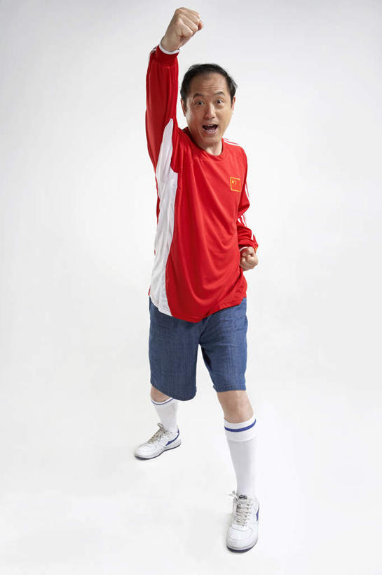 东方人,成年人,中年人,老年人,一个人,站,举,笑,微笑,露齿笑,竖图,留白,白色背景,正面,运动服,运动鞋,快乐,满意,兴奋,热情,骄傲,成功,运动,橄榄球,国旗,亚洲,仅一个男性,仅一个人,仅一个中年男性,欢呼,瓷器,T恤,大喊,拿着,刺激,红色,白色,看,手势,托,凝视,惊奇,支撑,专心,酷,享乐,愉悦,成就,中国文化,出示,荣誉,东亚,队服,爱国主义,北京市,快活,欢愉,康乐,贡献,能力,信任,男人,男性,中年男性,亚洲人,中国人,拳头,休闲活动,举起,举手,举着,向上举,向上伸,向上托,彩图,影棚拍摄,高兴,打手势,精力,空头支票,苦尽甘来,性格