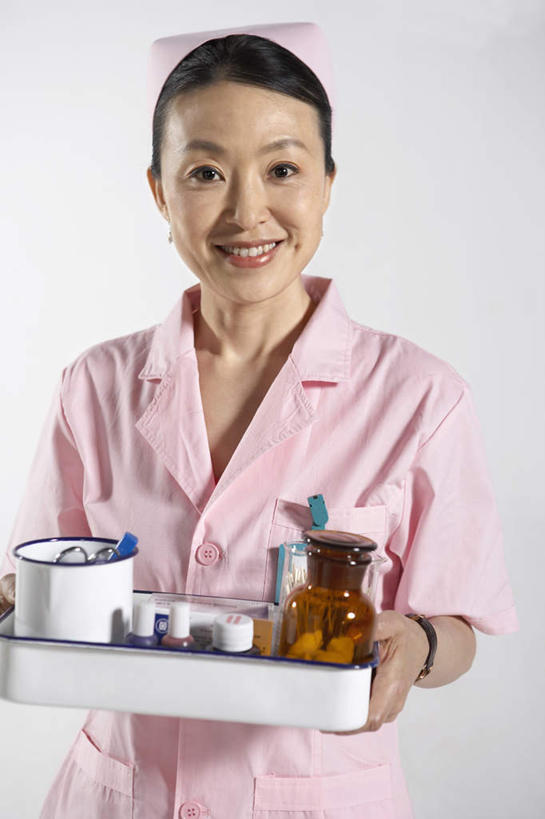 东方人,成年人,中年人,一个人,护士,办公室,医院,站,笑,微笑,露齿笑,竖图,室内,白色背景,正面,工作服,制服,快乐,信心,帽子,亚洲,仅一个女性,仅一个人,检查,科学,瓷器,拿着,粉色,白色,仅一个中年女性,职业,概念,服务,支撑,权威,享乐,关爱,运送,医疗工具,东亚,身份证,北京市,颜料盘,替代疗法,责任,技能,女人,女性,中年女性,亚洲人,中国人,半身,彩图,影棚拍摄,欢乐,门诊部