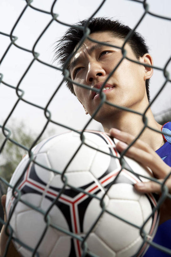 东方人,脸,头,脸颊,一个人,栏杆,竖图,俯视,航拍,室外,白天,正面,运动服,制服,锻炼,游戏,快乐,成功,比赛,运动,合作,团队,信心,竞争,橄榄球,足球,金属制品,日光,亚洲,仅一个男性,仅一个人,条纹,服装,金属,瓷器,栅栏,田地,围栏,速度,拿着,注视,娱乐,运动器械,队伍,护栏,肩膀,仅一个年轻男性,衣服,观察,看,休闲,球体,思考,健身器械,力量,平衡,想,凝视,服饰,观看,怀旧,协调,察看,体育运动,衣着,鸟瞰,成就,穿着,关注,决心,痛苦,健身器材,灵敏,田径运动,合伙,东亚,队员,柔韧,万里无云,北京市,美式橄榄球,耐力,衣饰,式样,体育,美式足球,男人,男性,年轻男性,亚洲人,中国人,年轻人,头部,脸部,脸蛋,面部,彩图,高角度拍摄,健身,运动器材,运动装
