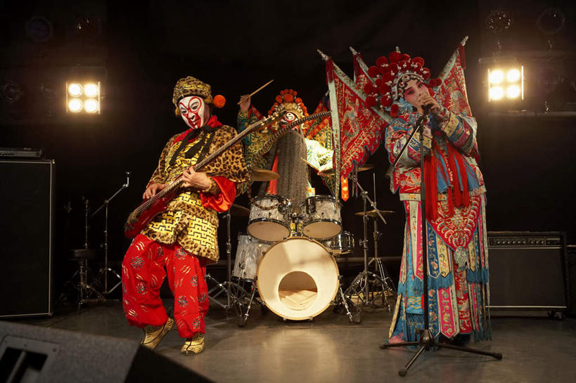 东方人,中年人,老年人,胡须,三个人,演员,电影明星,舞台,横图,室内,正面,合作,团队,旗帜,珠宝,刺绣,亚洲,乐队,表演,摇摆,瓷器,低音吉他,电吉他,鼓,吉他,音乐,弹奏,拿着,表演者,传统,扮演,灌篮,豹纹,孙悟空,唱,演出,袖子,麦克风,愉悦,扩音器,中国文化,改变,伪装,反差,合伙,演出服,比例,鼓槌,京剧,东亚,将军,东亚文化,北京市,歌剧,老年男性,男人,男性,年轻男性,年轻女性,女人,女性,亚洲人,中国人,年轻人,胡子,络腮胡,歌手,影视明星,彩图,传统服装,锦缎,中国戏曲,舞台灯光,防护面罩,摇摆舞,演说家,传统文化,京剧演员,性格