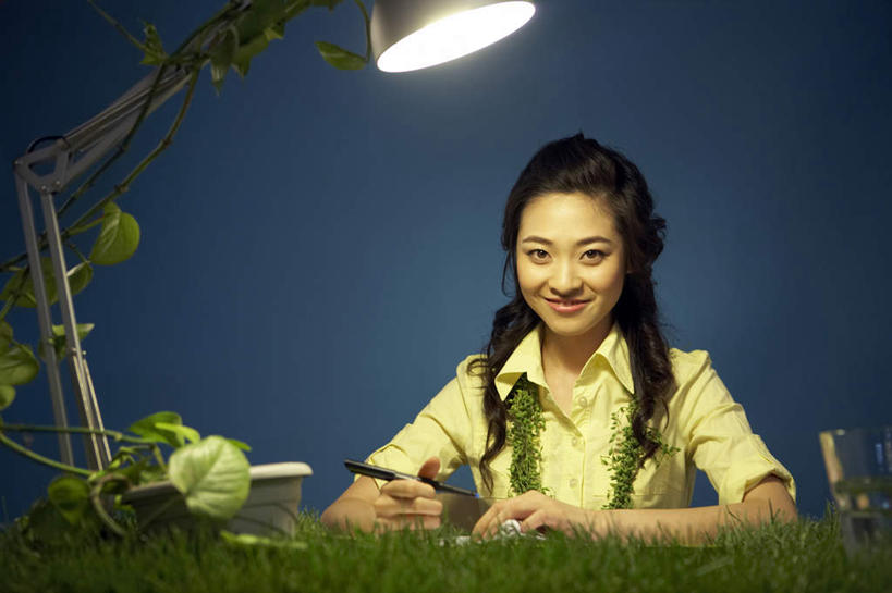 一个人,秘书,坐,微笑,横图,正面,仰视,信心,玻璃,北京,中国,写,服装,工作,花环,光,草,衣服,蓝色,自然,看,摄影,服饰,环境,专心,衣着,穿着,创新,衣饰,年轻女性,中国人,年轻人,半身,彩图,低角度拍摄,欢乐,办公室职员