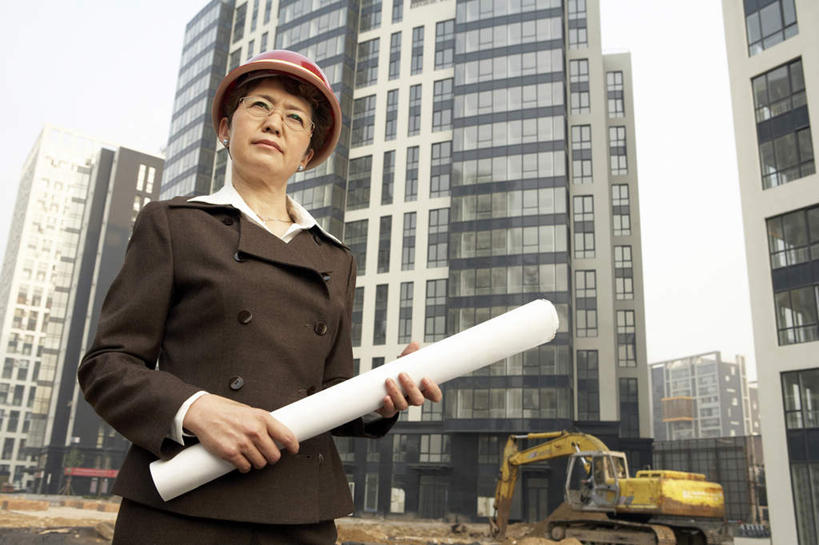 东方人,成年人,中年人,一个人,商务人士,设计师,工程师,建筑师,商务女性,站,微笑,横图,室外,白天,正面,讨论,通讯,旅途,信心,建筑业,摩天大楼,亚洲,套装,瓷器,眼镜,拿着,安全帽,建筑工地,看,手势,职业,思考,想,投资,工业,肮脏,灵感,挖掘,权威,专心,领导,都市风光,星期,房地产,努力,商务装,梦想,蓝图,建筑材料,工薪阶层,东亚,发展,邋遢,万里无云,北京市,龌龊,污秽,技能,把握,女人,女性,中年女性,亚洲人,中国人,白领,上班族,半身,彩图,欢乐,打手势,苦尽甘来,掌控,节目单