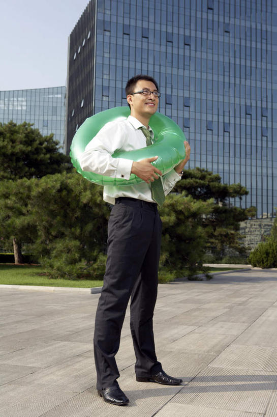 一个人,公园,站,微笑,竖图,室外,留白,侧面,仰视,信心,城市,摩天大楼,北京,中国,亚洲,小贩,裤子,眼镜,塔,领带,干净,现代,草,自然,夏天,摄影,浮标,保护,环境,专心,出示,生存,创新,年轻男性,中国人,年轻人,彩图,低角度拍摄,办公室职员