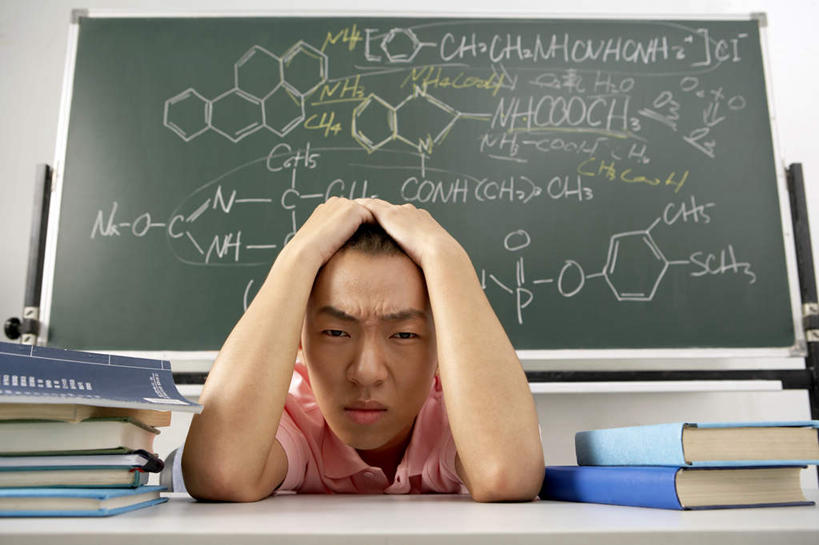 脸,头,脸颊,一个人,横图,室内,正面,侧面,仰视,窗户,北京,中国,亚洲,T恤,肩膀,黑板,教室,凝视,摄影,伸出,公式,无忧无虑,年轻男性,中国人,年轻人,头部,脸部,脸蛋,面部,半身,低角度拍摄,大学