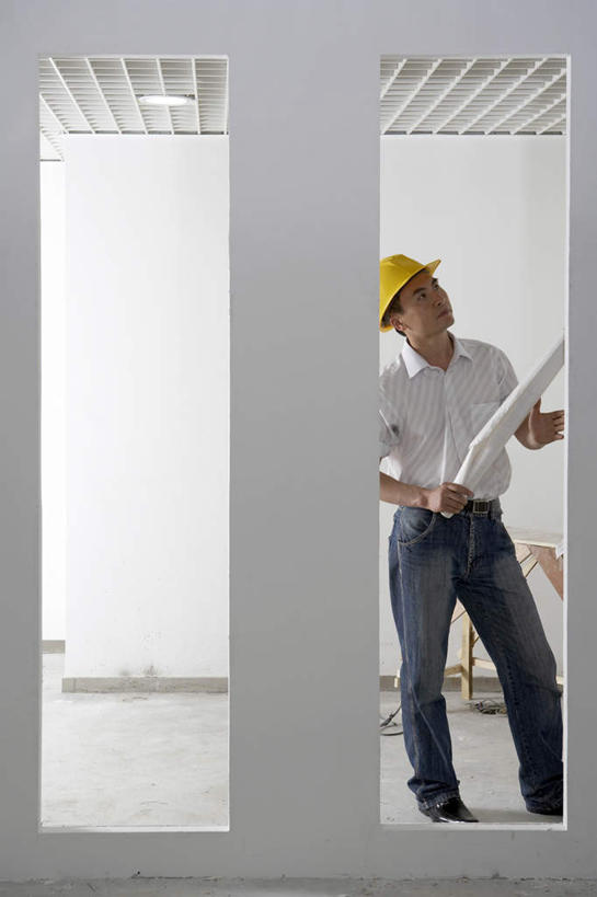 东方人,成年人,一个人,设计师,工程师,建筑工人,建筑师,办公室,站,竖图,俯视,航拍,室内,正面,衬衫,商务,满意,信心,建筑业,门,天花板,装修,建筑,鞋子,亚洲,瓷器,公寓,围墙,拿着,牛仔裤,休闲装,工人,安全帽,建筑工地,看,职业,思考,想,冥想,专心,鸟瞰,运送,改变,蓝图,想象,东亚,发展,北京市,技能,男人,男性,年轻男性,亚洲人,中国人,年轻人,员工,彩图,高角度拍摄,匠人,劳动者,体力工,建筑承包商,改进