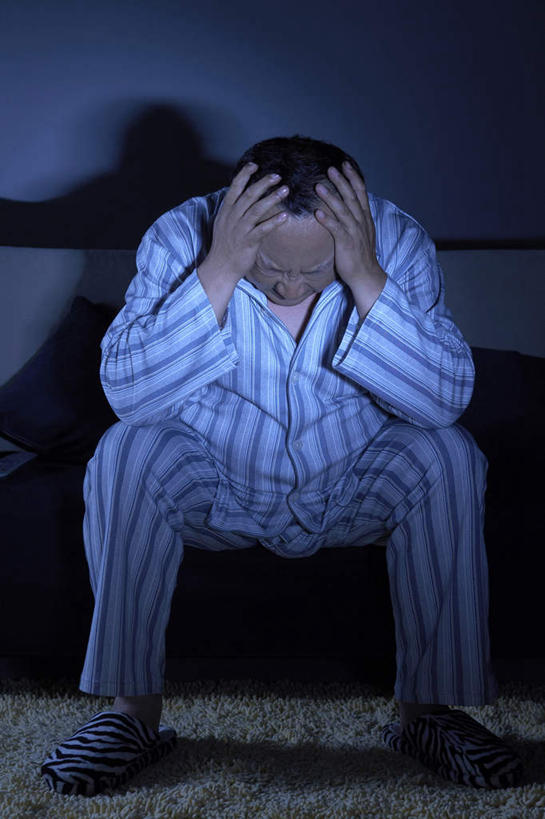 东方人,成年人,中年人,老年人,一个人,家庭,坐,推,竖图,室内,夜晚,留白,正面,夜生活,兴奋,寂寞,运动,竞争,橄榄球,地毯,沙发,亚洲,仅一个男性,仅一个人,仅一个中年男性,瓷器,房屋,公寓,托腮,刺激,拖鞋,休闲,疲倦,生病,温暖,温馨,一家人,生活方式,惊奇,悲伤,支撑,头痛,和睦,疲劳,午夜,起居室,伤心,疲惫,痛苦,问题,私密,困乏,东亚,北京市,疲乏,委顿,疲困,疲顿,疲钝,倦怠,怠倦,哀痛,悲戚,悲痛,老年男性,男人,男性,中年男性,亚洲人,中国人,闭着眼睛,触摸,彩图,融洽,失眠症