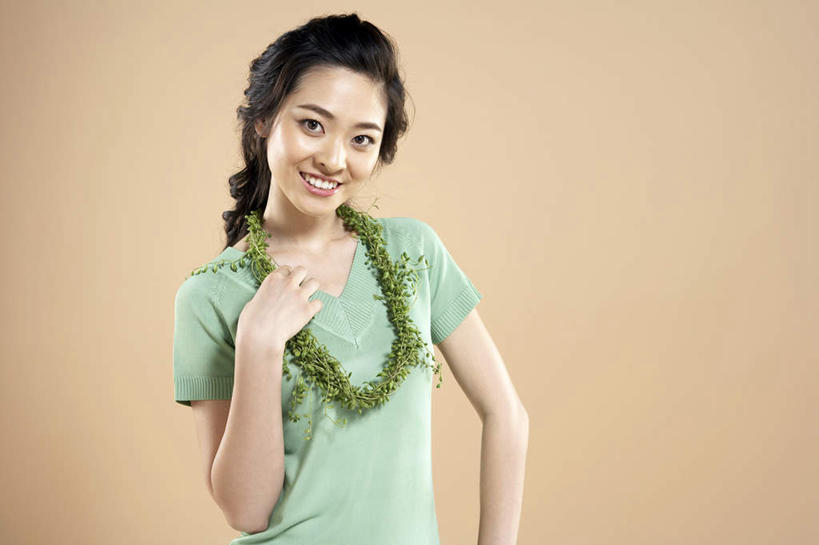 一个人,秘书,站,微笑,横图,留白,正面,仰视,裙子,信心,北京,中国,花环,T恤,米色,活力,凝视,摄影,环境,专心,舒适,肖像,出示,创新,年轻女性,中国人,年轻人,半身,彩图,低角度拍摄,欢乐,办公室职员