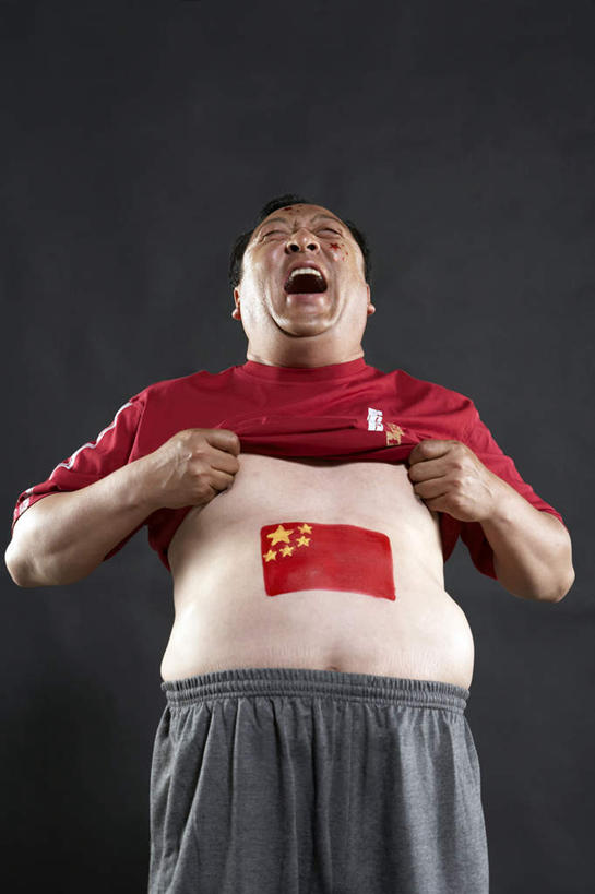 东方人,成年人,中年人,老年人,胃,头发,一个人,站,拉,笑,微笑,露齿笑,竖图,室内,留白,正面,仰视,快乐,满意,兴奋,热情,骄傲,成功,运动,橄榄球,国旗,亚洲,黑色背景,欢呼,瓷器,束发带,T恤,大喊,拿着,休闲装,刺激,红色,黑色,张嘴,休闲,生活方式,惊奇,幽默,支撑,涂料,专心,酷,享乐,愉悦,成就,近景,出示,身份,荣誉,张大嘴巴,中国国旗,东亚,忠诚,爱国主义,北京市,快活,欢愉,康乐,神迹,贡献,能力,信任,男人,男性,中年男性,亚洲人,中国人,张开嘴,触摸,彩图,低角度拍摄,影棚拍摄,高兴,精力,蠢人,空头支票,苦尽甘来,性格