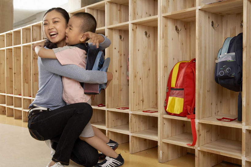 两个人,母亲,教师,笑,微笑,横图,室内,正面,仰视,窗户,北京,中国,亚洲,裤子,过道,地面,教育,T恤,牛仔裤,乐趣,童年,摄影,生长,享乐,教员,男孩,中国人,年轻人,老师,拥抱,低角度拍摄,先生