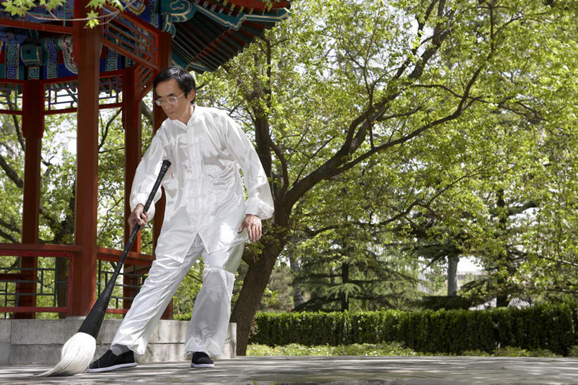 东方人,成年人,老年人,一个人,站,横图,插画,室外,白天,留白,正面,快乐,满意,数码,科技,叶子,亚洲,阴影,网络,瓷器,毛笔,扫帚,丝绸,树荫,枝,高光,几何,计算机图形,合成,刷,图画,拿着,传统,画,树,停车,衣服,绿色,自然,凉亭,春天,休息,休闲,汉字,放松,同意,想,通信,主席,生活方式,军人,宁静,冥想,电脑合成图,数码合成图,退休,创造力,专心,领导,练习,总统,合成图,中国文化,华贵,漫画,东亚,北京市,写实,具体,具象,政治家,理论家,首脑,战略家,亭台楼阁,灵性,老布什,乔治.赫伯特.沃克.布什,树篱,老年男性,男人,男性,亚洲人,中国人,休闲活动,彩图,传统服装,欢乐,传统文化,人老心不老,缎子,性格