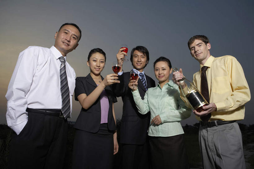 葡萄酒,中年人,站,微笑,横图,正面,侧面,仰视,通讯,河流,森林,北京,中国,亚洲,五个人,服装,裤子,领带,郊区,衣服,绿色,春天,放松,摄影,服饰,衣着,穿着,衣饰,年轻男性,年轻女性,中年男性,中国人,年轻人,彩图,低角度拍摄,欢乐,白色人种