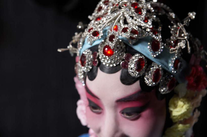 东方人,老年人,一个人,演员,电影明星,舞台,站,横图,俯视,特写,美景,珠宝,刺绣,亚洲,仅一个年轻女性,仅一个女性,仅一个人,表演,瓷器,景观,表演者,传统,自然,景色,凝视,部分,高雅,中国文化,自然风光,华贵,改变,比例,京剧,东亚,东亚文化,北京市,歌剧,年轻女性,女人,女性,亚洲人,中国人,年轻人,王冠,影视明星,彩图,高角度拍摄,传统服装,锦缎,中国戏曲,传统文化,京剧演员,性格