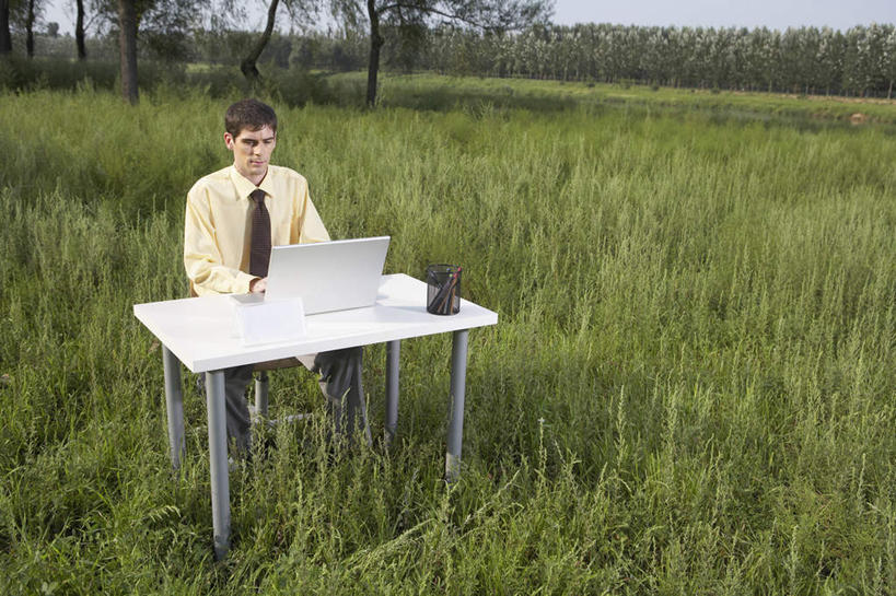 冲浪,一个人,坐,横图,正面,仰视,笔记本电脑,森林,北京,中国,亚洲,领带,郊区,绿色,春天,看,摄影,专心,年轻男性,彩图,低角度拍摄,白色人种