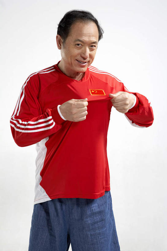 东方人,成年人,中年人,老年人,一个人,站,笑,微笑,露齿笑,竖图,留白,白色背景,正面,仰视,运动服,快乐,满意,兴奋,热情,骄傲,运动,橄榄球,国旗,亚洲,仅一个男性,仅一个人,仅一个中年男性,瓷器,T恤,刺激,红色,白色,看,凝视,惊奇,支撑,专心,享乐,愉悦,近景,中国文化,出示,荣誉,东亚,队服,爱国主义,北京市,快活,欢愉,康乐,贡献,能力,信任,男人,男性,中年男性,亚洲人,中国人,彩图,低角度拍摄,影棚拍摄,高兴,精力,空头支票,苦尽甘来