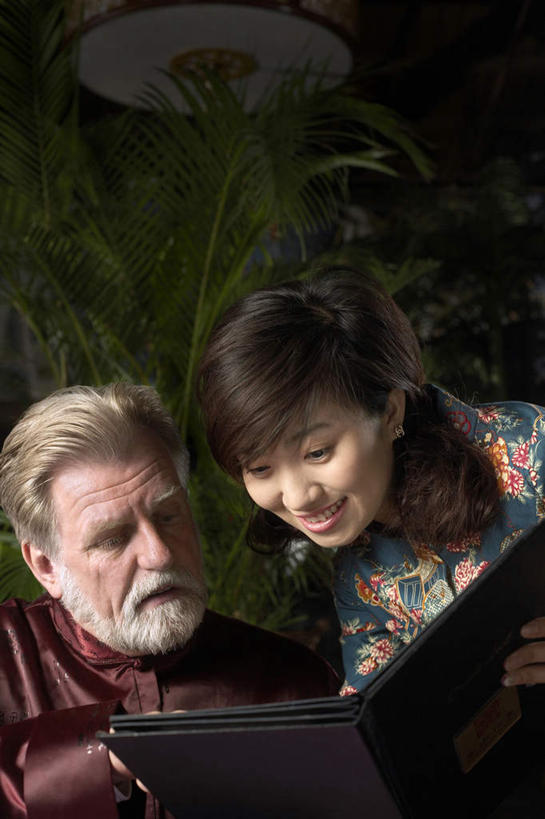 东方人,成年人,中年人,老年人,脸,头,脸颊,胡须,两个人,服务员,站,坐,微笑,竖图,室内,留白,正面,吃饭,讨论,快乐,通讯,餐桌,亚洲,旗袍,瓷器,饭厅,食品,俯身,拿着,传统,饮食,肩膀,菜单,装饰物,茶馆,看,服务,准确,高雅,享乐,顺序,中国文化,瞄准,选择,东亚,云南省,北京市,快活,欢愉,康乐,老年男性,男人,男性,年轻女性,女人,女性,亚洲人,中国人,年轻人,头部,胡子,络腮胡,脸部,脸蛋,面部,服务生,侍者,彩图,传统服装,高兴,餐馆,投票站,传统文化,白色人种