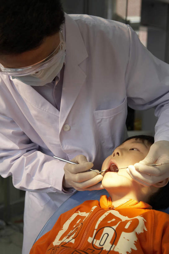 东方人,儿童,成年人,中年人,老年人,手,牙齿,两个人,医生,病人,护士,医院,坐,躺,竖图,俯视,室内,正面,纯洁,安全,镜子,亚洲,伸展,准备,开,检查,研究,分离,瓷器,工具,防护,过滤,分开,拿着,休闲装,干净,小孩,口罩,手套,张嘴,职业,隔断,可爱,童年,童趣,服务,伸手,遮掩,保护,隔离,吊钩,权威,卫生,准确,牙科设备,掩盖,遮挡,恐怖,关爱,净化,华贵,痛苦,间隔,医疗器械,防护镜,保险,调整,预防,医疗工具,张大嘴巴,童真,东亚,烂漫,无邪,遮盖,实验服,口腔卫生,防尘,医疗机构,北京市,保全,周全,安稳,安定,防护手套,掩饰,断绝,隔开,屏蔽,屏绝,远离,中断,阻遏,阻隔,责任,牙医钩,卧着,平安,天真,信任,男孩,男人,男性,亚洲人,中国人,孩子,齿,牙,牙龈,牙医,张开嘴,清洗,躺着,卧,半身,彩图,高角度拍摄,病院,诊所,防护面罩,折角镜,门诊部,口腔医学