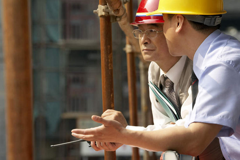 东方人,成年人,中年人,两个人,商务人士,设计师,导游,工程师,建筑师,商务男性,站,横图,室外,特写,白天,侧面,衬衫,商务,讨论,快乐,通讯,友谊,旅途,合作,团队,建筑业,亚洲,捆扎,套装,瓷器,眼镜,拿着,牛仔裤,安全帽,收音机,建筑工地,看,靠,靠着,手势,职业,思考,决定,同意,想,投资,工业,马甲,灵感,保护,协助,支撑,组织,专心,领导,享乐,都市风光,星期,房地产,努力,商务装,合伙,梦想,蓝图,比例,建筑材料,工薪阶层,东亚,发展,万里无云,北京市,策略,活页夹,技能,开端,把握,男人,男性,中年男性,亚洲人,中国人,白领,上班族,半身,彩图,衬衣,办公室职员,打手势,改进,苦尽甘来,掌控,节目单