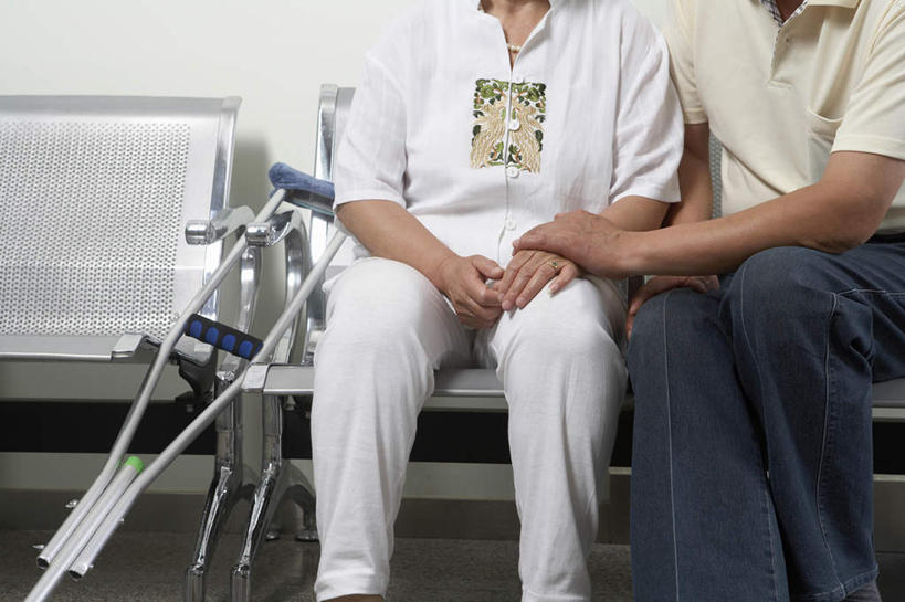 老年人,两个人,丈夫,妻子,医院,坐,横图,室内,正面,仰视,北京,中国,亚洲,裤子,过道,摄影,拐杖,支撑,关爱,痛苦,异性恋,中国人,彩图,低角度拍摄,爱,门诊部