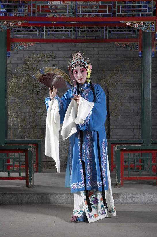 东方人,老年人,一个人,演员,电影明星,站,竖图,室内,室外,白天,正面,美景,珠宝,刺绣,亚洲,表演,准备,瓷器,折扇,景观,拿着,表演者,传统,自然,看,思考,景色,专心,袖子,练习,中国文化,自然风光,典礼,京剧,东亚,东亚文化,北京市,歌剧,亭台楼阁,年轻女性,女人,女性,亚洲人,中国人,年轻人,影视明星,彩图,传统服装,舞蹈,锦缎,中国戏曲,传统文化,京剧演员,性格