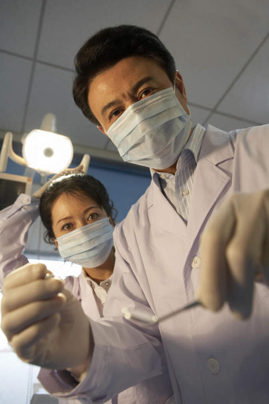 东方人,成年人,中年人,老年人,手,牙齿,两个人,医生,护士,医院,站,竖图,室内,仰视,通讯,安全,合作,亚洲,准备,检查,分离,瓷器,防护,过滤,分开,拿着,干净,外套,口罩,手套,教,职业,隔断,服务,击打,伸手,遮掩,保护,隔离,权威,卫生,专心,准确,牙科设备,掩盖,遮挡,恐怖,关爱,净化,出示,间隔,医疗器械,保险,调整,预防,医疗工具,合伙,东亚,遮盖,实验服,口腔卫生,防尘,医疗机构,北京市,保全,周全,安稳,安定,防护手套,掩饰,断绝,隔开,屏蔽,屏绝,远离,中断,阻遏,阻隔,陈列柜,责任,惊骇,大汗淋漓,平安,信任,男人,男性,女人,女性,中年女性,亚洲人,中国人,年轻人,齿,牙,牙龈,牙医,半身,彩图,低角度拍摄,病院,诊所,防护面罩,给予,折角镜,门诊部,口腔医学