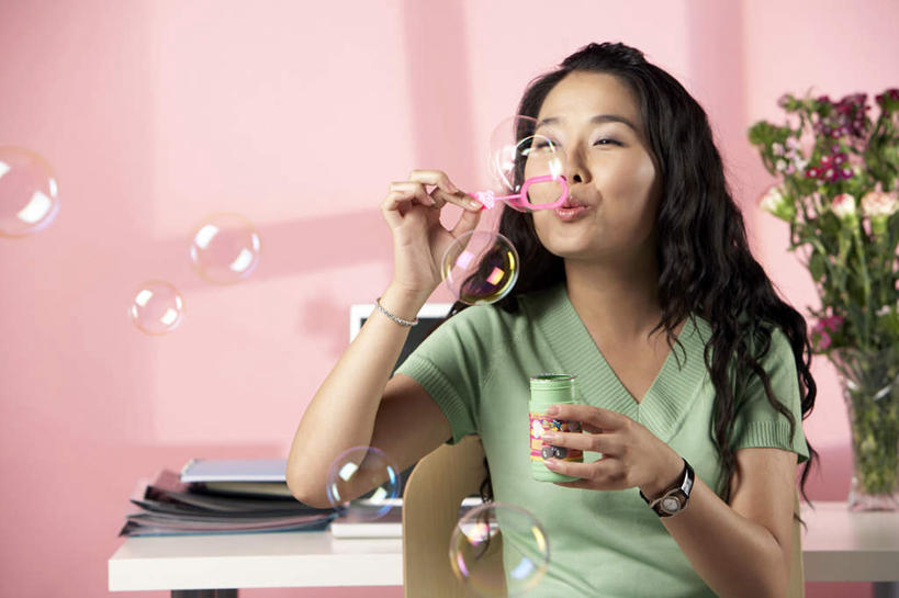 一个人,坐,横图,俯视,留白,正面,自由,笔记本电脑,窗户,桌子,花瓶,椅子,北京,中国,亚洲,小贩,裤子,吹气,花,自然,轮胎,花束,看,休息,休闲,放松,活力,童年,压力,摄影,创造力,专心,舒适,享乐,走神,出示,无忧无虑,计算机,年轻女性,中国人,年轻人,触摸,半身,彩图,高角度拍摄,欢乐,办公室职员