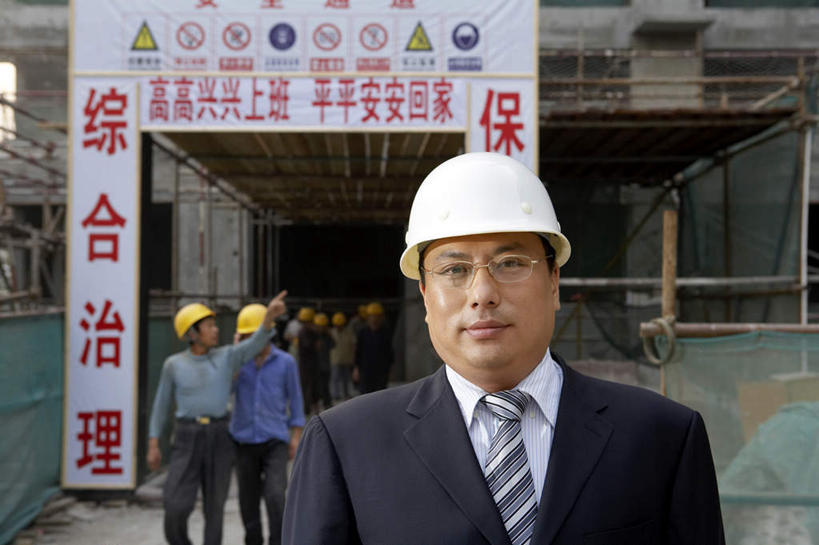 东方人,成年人,中年人,脸,头,脸颊,一个人,商务人士,设计师,导游,工程师,建筑师,商务男性,办公室,站,微笑,横图,竖图,室外,白天,留白,正面,衬衫,商务,快乐,满意,旅途,建筑业,摩天大楼,手提箱,亚洲,捆扎,套装,正装,瓷器,眼镜,过道,拿着,肩膀,脚手架,安全帽,建筑工地,看,职业,汉字,想,投资,工业,通信,灵感,保护,支撑,组织,专心,领导,享乐,都市风光,星期,运送,房地产,商务装,工薪阶层,东亚,发展,北京市,技能,把握,男人,男性,中年男性,亚洲人,中国人,头部,脸部,脸蛋,面部,白领,上班族,彩图,衬衣,欢乐,改进,苦尽甘来,掌控,节目单