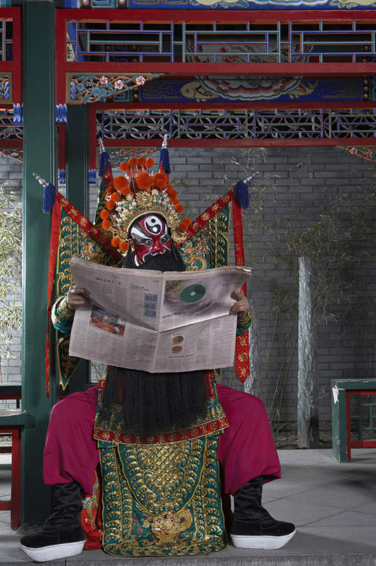 东方人,中年人,老年人,胡须,一个人,商务人士,演员,电影明星,坐,竖图,室内,室外,白天,正面,商务,报纸,旗帜,亚洲,表演,装饰,瓷器,拿着,表演者,传统,停车,凉亭,看,思考,读书,专心,中国文化,决心,改变,典礼,伪装,比例,京剧,东亚,将军,东亚文化,北京市,歌剧,亭台楼阁,老年男性,男人,男性,亚洲人,中国人,胡子,络腮胡,影视明星,彩图,传统服装,中国戏曲,防护面罩,传统文化,京剧演员,传媒,性格