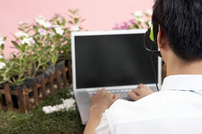 中年人,脸,头,脸颊,一个人,秘书,坐,横图,俯视,通讯,笔记本电脑,互联网,技术,北京,中国,小贩,工作,联系,肩膀,草,花,背面,自然,打字,服务,凝视,摄影,环境,专心,呼叫中心,努力,创新,放音设备,搜寻,中年男性,中国人,头部,脸部,脸蛋,面部,触摸,彩图,高角度拍摄,办公室职员