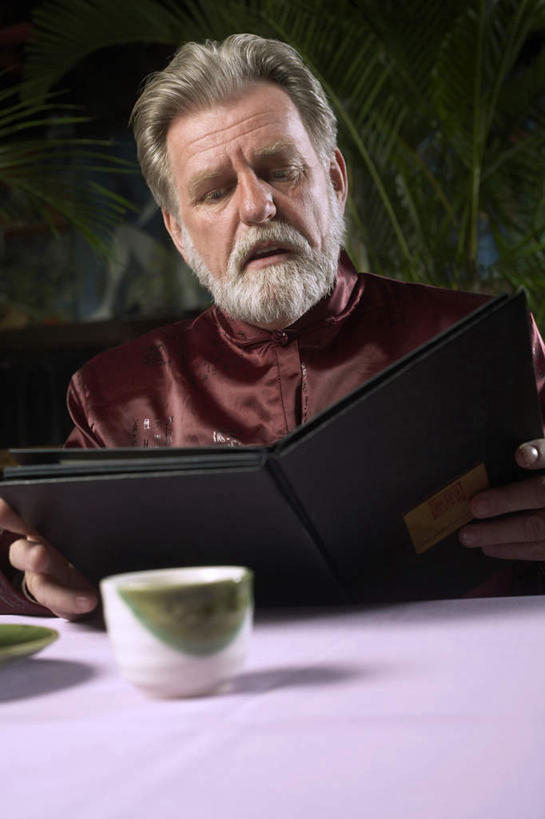 成年人,中年人,老年人,胡须,一个人,坐,竖图,室内,正面,吃饭,餐桌,桌子,亚洲,仅一个男性,仅一个人,仅一个中年男性,检查,瓷器,饭厅,茶叶,食品,拿着,传统,饮食,菜单,酒瓶,装饰物,茶馆,看,决定,读书,准确,高雅,顺序,中国文化,选择,饥饿,东亚,云南省,北京市,男人,男性,中年男性,胡子,络腮胡,茶杯,半身,彩图,传统服装,餐馆,咖啡馆,投票站,唐装,传统文化,白色人种,饿