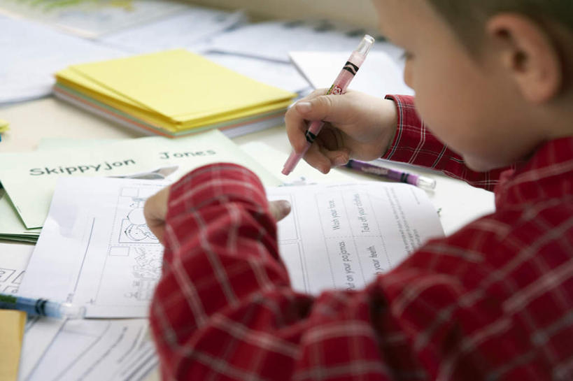 儿童,脸,头,脸颊,一个人,学生,坐,横图,竖图,俯视,插画,室内,白天,绘画,纯洁,数码,科技,亚洲,仅一个男性,仅一个人,阴影,艺术,科学,网络,瓷器,纸,高光,几何,计算机图形,古典,教育,合成,图画,休闲装,文化,肩膀,水笔,画,小孩,背面,工艺品,品味,仅一个小孩,休息,教室,概念,家庭作业,可爱,童年,童趣,读书,通信,生长,美术,电脑合成图,数码合成图,创造力,专心,高雅,知识,享乐,愉悦,合成图,成就,文学,着色,努力,漫画,想象,童真,东亚,烂漫,无邪,发展,粉笔画,北京市,写实,具体,具象,美学,开端,天真,男孩,男人,男性,孩子,头部,手臂,脸部,脸蛋,面部,书,彩图,高角度拍摄,小学,彩色粉画笔,粉画,色粉画,男生,小学生,白色人种