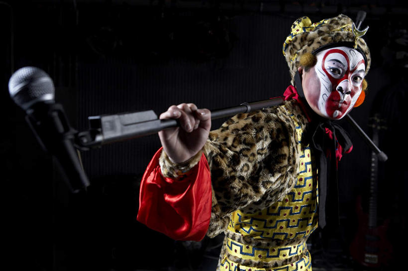 东方人,老年人,一个人,演员,电影明星,舞台,站,横图,侧面,亚洲,仅一个男性,仅一个人,表演,准备,黑色背景,瓷器,拿着,表演者,传统,仅一个年轻男性,豹纹,孙悟空,唱,麦克风,练习,愉悦,中国文化,改变,伪装,反差,演出服,比例,京剧,东亚,东亚文化,北京市,歌剧,男人,男性,年轻男性,亚洲人,中国人,年轻人,歌手,影视明星,半身,彩图,中国戏曲,舞台灯光,防护面罩,摇摆舞,传统文化,京剧演员,性格