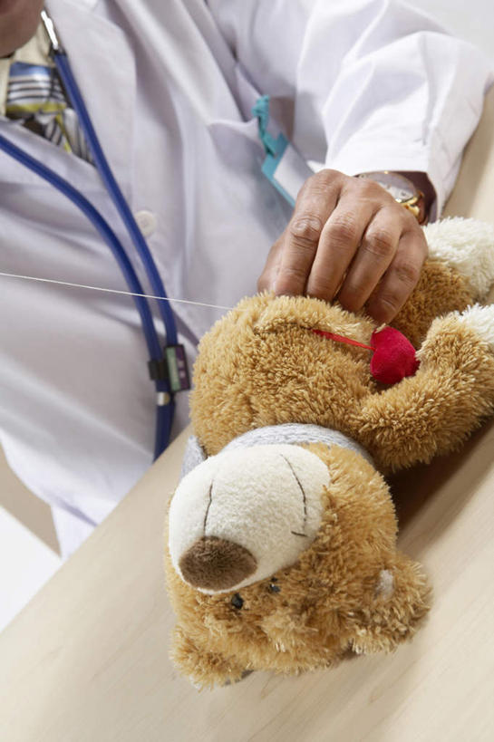 成年人,中年人,一个人,父亲,医生,办公室,医院,坐,竖图,室内,特写,工作服,制服,通讯,信心,熊,玩具,亚洲,瓷器,泰迪熊,拿着,书桌,白色,听诊器,职业,概念,服务,毛绒玩具,缝纫,修理,支撑,部分,权威,专心,关爱,运送,医疗工具,东亚,实验服,身份证,外科医生,北京市,替代疗法,技能,解决,信任,中年男性,中国人,彩图,爱,门诊部,苦尽甘来