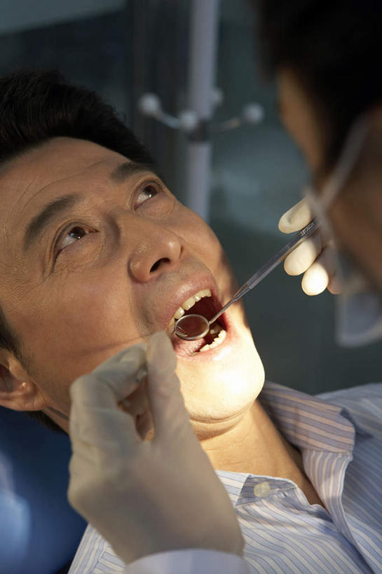 东方人,成年人,中年人,老年人,脸,头,脸颊,手,牙齿,两个人,医生,病人,护士,医院,站,坐,躺,竖图,俯视,室内,特写,侧面,满意,安全,镜子,亚洲,开,检查,研究,瓷器,工具,防护,扭曲,拿着,干净,肩膀,手套,打开,张嘴,职业,服务,伸手,保护,吊钩,权威,准确,牙科设备,开启,恐怖,关爱,瞄准,痛苦,医疗器械,保险,医疗工具,张大嘴巴,东亚,实验服,口腔卫生,医疗机构,北京市,保全,周全,安稳,安定,防护手套,责任,惊骇,大汗淋漓,拷问,卧着,担心,平安,信任,男人,男性,女人,女性,亚洲人,中国人,年轻人,头部,齿,脸部,脸蛋,面部,牙,牙龈,牙医,张开嘴,清洗,躺着,卧,彩图,高角度拍摄,病院,诊所,折角镜,门诊部,口腔医学