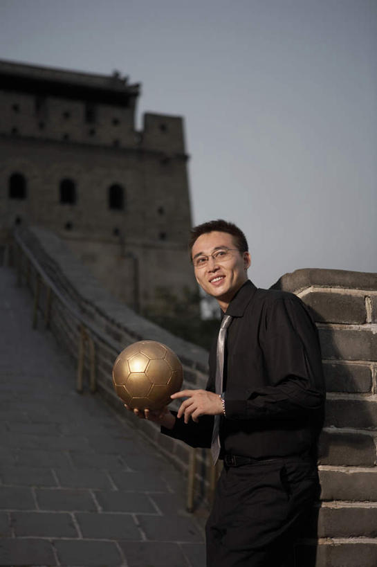 一个人,商务人士,商务男性,站,微笑,竖图,留白,侧面,仰视,衬衫,成功,北京,长城,中国,亚洲,套装,眼镜,领带,刺激,自然,夏天,凝视,摄影,环境,利润,中国文化,商务装,挑战,工薪阶层,年轻男性,中国人,年轻人,白领,上班族,彩图,低角度拍摄,衬衣