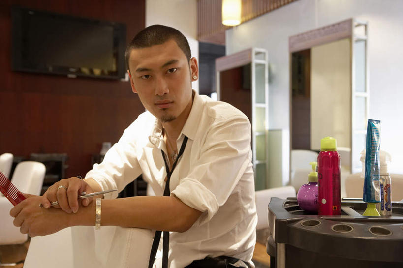 一个人,坐,横图,俯视,正面,时尚,镜子,北京,中国,亚洲,装饰,剪刀,墙,光,领带,现代,表,摄影,酷,肖像,美发用品,年轻男性,中国人,发型,美发师,半身,彩图,高角度拍摄