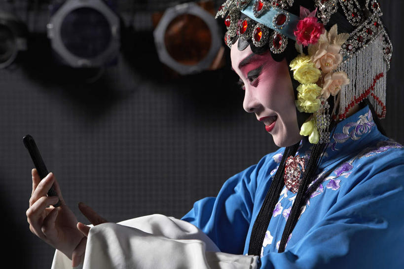 东方人,老年人,脸,头,脸颊,一个人,演员,电影明星,舞台,站,打电话,微笑,横图,室内,侧面,技术,美景,手机,珠宝,刺绣,亚洲,仅一个年轻女性,仅一个女性,仅一个人,表演,瓷器,景观,听,拿着,表演者,传统,肩膀,自然,景色,凝视,袖子,高雅,享乐,中国文化,自然风光,改变,比例,京剧,东亚,东亚文化,北京市,歌剧,无线电技术,年轻女性,女人,女性,亚洲人,中国人,年轻人,头部,脸部,脸蛋,面部,电话机,影视明星,彩图,传统服装,锦缎,中国戏曲,舞台灯光,传统文化,京剧演员,性格