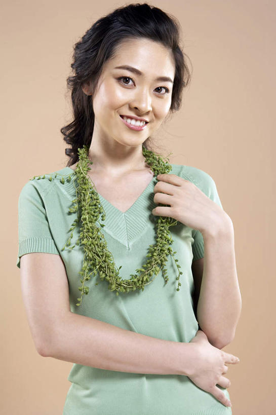 一个人,秘书,站,微笑,竖图,正面,仰视,信心,北京,中国,花环,T恤,米色,放松,活力,摄影,环境,专心,舒适,肖像,出示,创新,年轻女性,中国人,年轻人,触摸,半身,彩图,低角度拍摄,欢乐,办公室职员