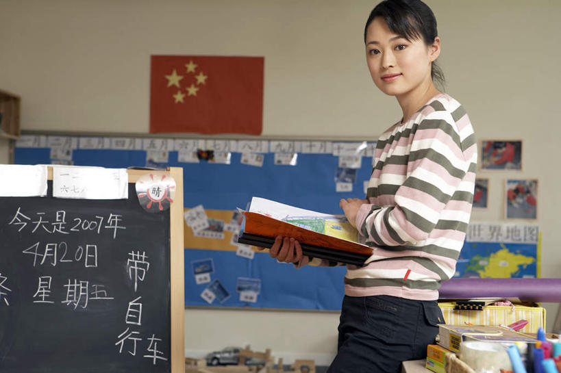 东方人,成年人,一个人,教师,站,微笑,横图,竖图,室内,白天,侧面,满意,亚洲,仅一个年轻女性,仅一个女性,仅一个人,准备,瓷器,教育,拿着,休闲装,练习本,黑板,教,职业,教室,独立,汉字,财富,知识,关爱,中国国旗,东亚,北京市,教员,年轻女性,女人,女性,亚洲人,中国人,年轻人,老师,书,半身,彩图,先生