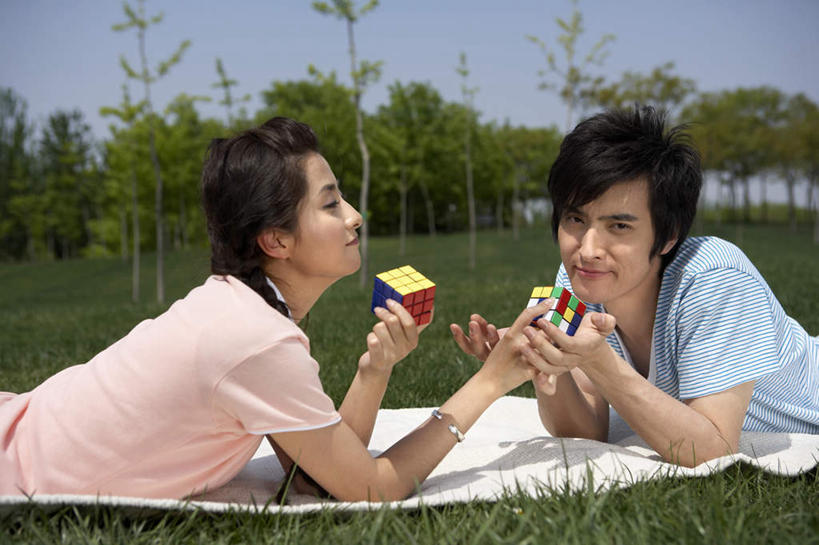 东方人,成年人,两个人,夫妻,兄弟,姐妹,躺,微笑,横图,室外,特写,白天,侧面,爱情,度假,游戏,友谊,成功,竞争,草地,日光,亚洲,连接,会议,瓷器,毯子,浪漫,T恤,拿着,休闲装,草,树,停车,绿色,社区,趴着,休闲,魔方,恩爱,放松,约会,恋人,生活方式,享乐,比例,东亚,万里无云,北京市,结束,技能,异性恋,男人,男性,年轻男性,年轻女性,女人,女性,亚洲人,中国人,年轻人,夫妇,情侣,休闲活动,半身,彩图,爱,欢乐,伴侣,挨着