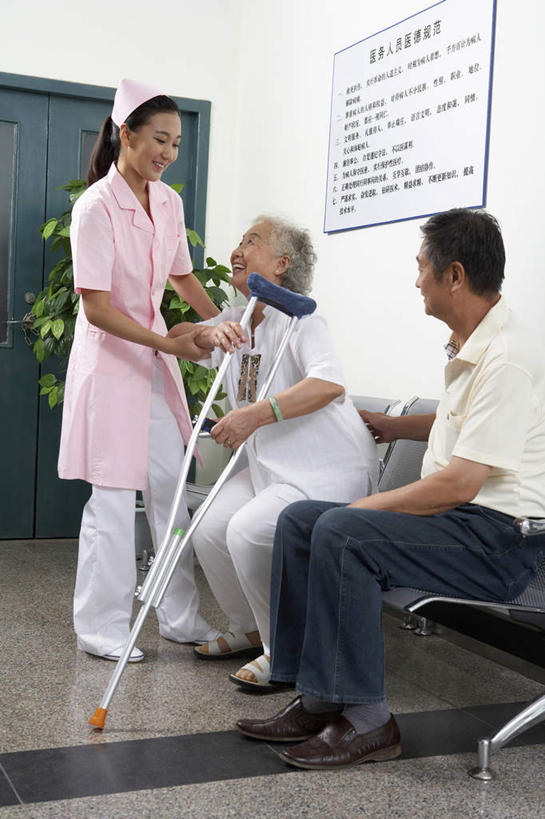 老年人,三个人,丈夫,妻子,病人,护士,医院,站,坐,微笑,竖图,室内,侧面,仰视,北京,中国,亚洲,裤子,过道,T恤,摄影,拐杖,协助,支撑,关爱,麻烦,异性恋,年轻女性,中国人,年轻人,彩图,低角度拍摄,门诊部