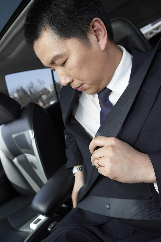 东方人,中年人,一个人,商务人士,司机,商务男性,坐,竖图,室外,白天,侧面,衬衫,商务,时尚,成功,窗户,街道,汽车,亚洲,仅一个男性,仅一个人,仅一个中年男性,放牧,捆扎,套装,瓷器,安全带,轿车,试穿,运输,保护,扣,风格,早晨,都市风光,商务装,工薪阶层,东亚,万里无云,北京市,男人,男性,年轻男性,中年男性,亚洲人,中国人,白领,上班族,半身,彩图,衬衣,旅行